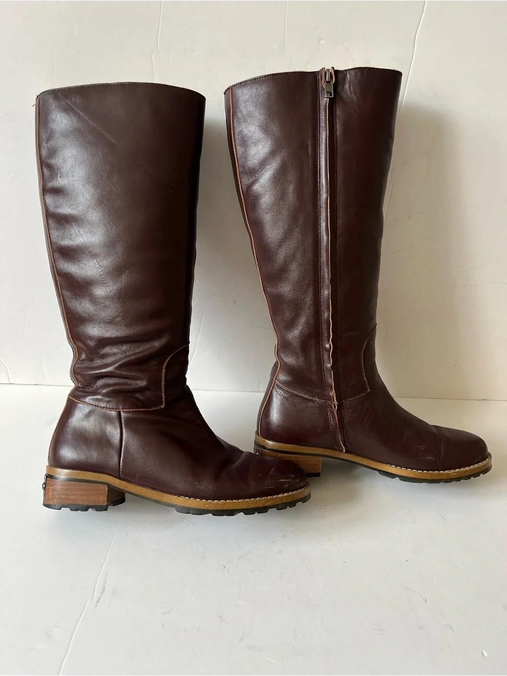 Ugg Classic Tall Brown Leather sheepskin lined shearling winter Boots size 6